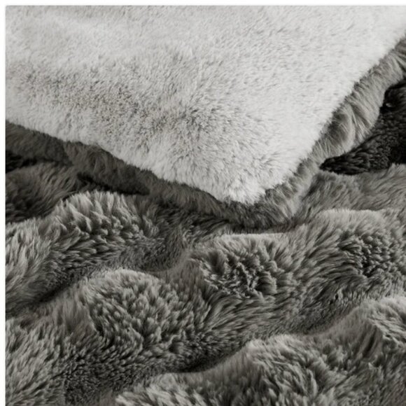 QUEEN FRYE Classic 3-piece Faux Fur Luxury Comforter Set - Picture 5 of 7